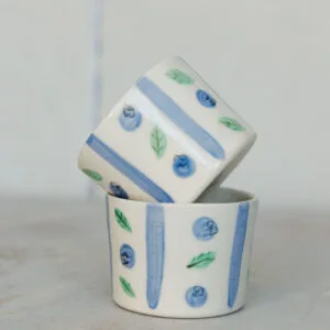 Dwie miski ceramiczne z motywem borówek.