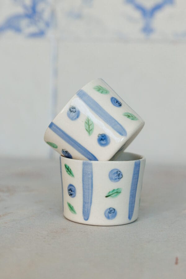 Dwie miski ceramiczne z motywem borówek.