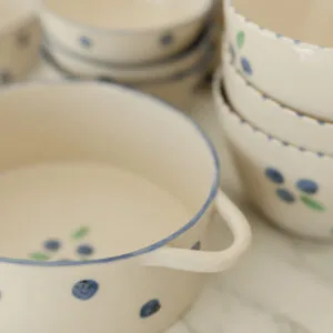 Naczynia do pieczenia i miski w motywie borówek